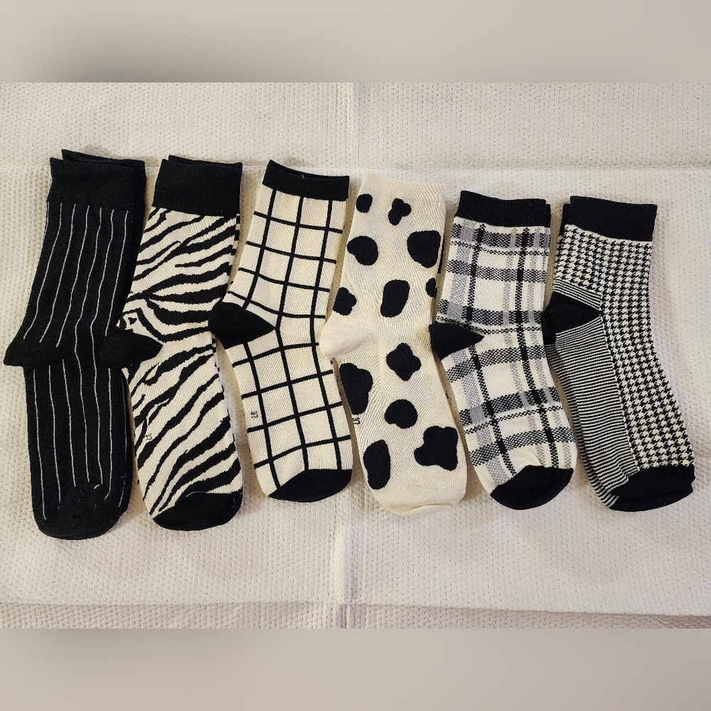 SIX PAIRS OF ASSORTED SOCKS [B] - FOOTWEAR SIZE: 6 - 8